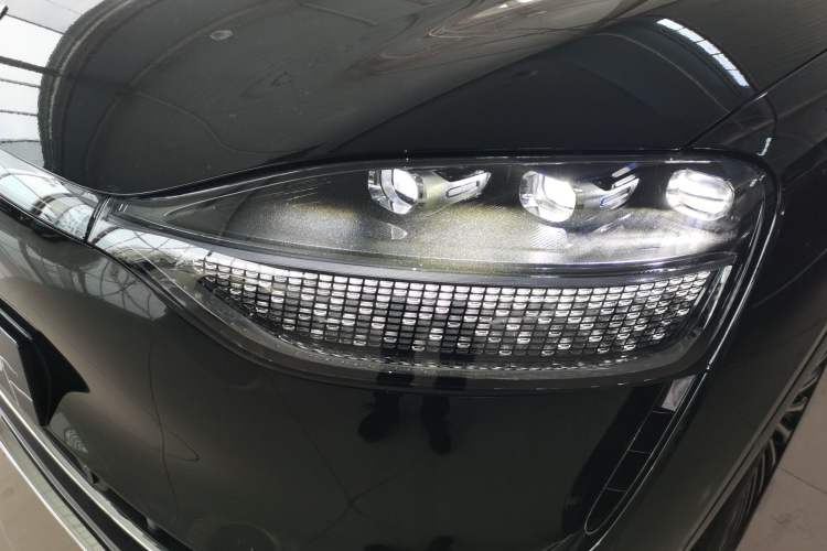 Used Hima AITO M9 2025 Extended-Range Max Version 52 kWh 5-Seater Edition Left Front Headlight
