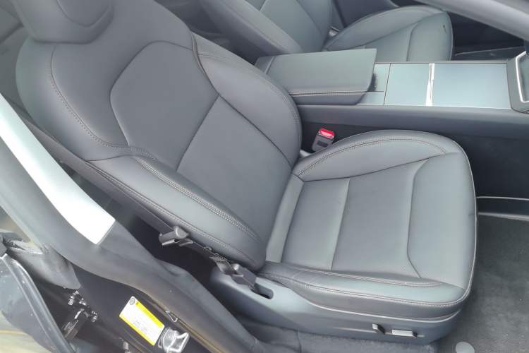 Used Tesla Model Y 2025 Rear-Wheel-Drive Version Right Front Seat