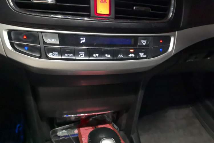 Used Honda Crosstour 2014 2.4L Luxury Edition Audio And AC Panel