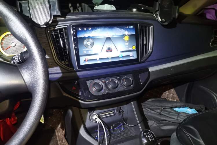 Used FORTHING Lingzhi 2024 M5L 1.5T Manual Comfort 7-Seater Audio And AC Panel