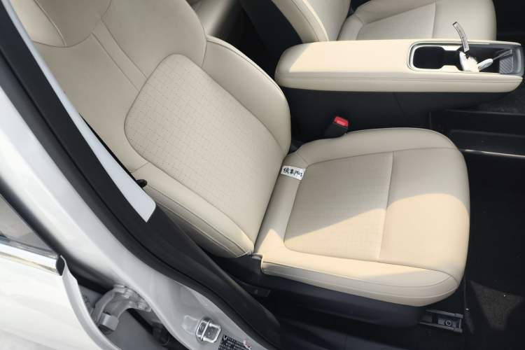 Used Wuling Bingo PLUS 2024 330 km Range Five-Seater Version
