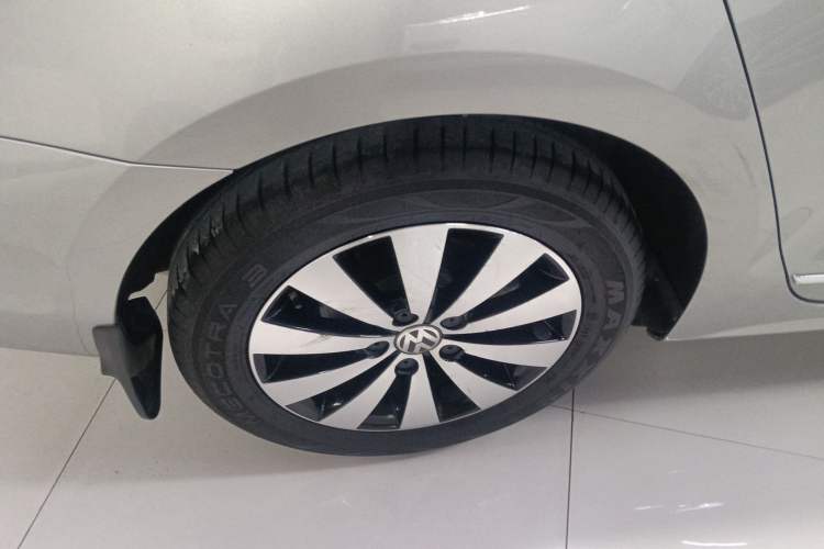 Used Volkswagen Sagitar 2018 1.6L Automatic Comfort Model Right Rear Wheel Hub