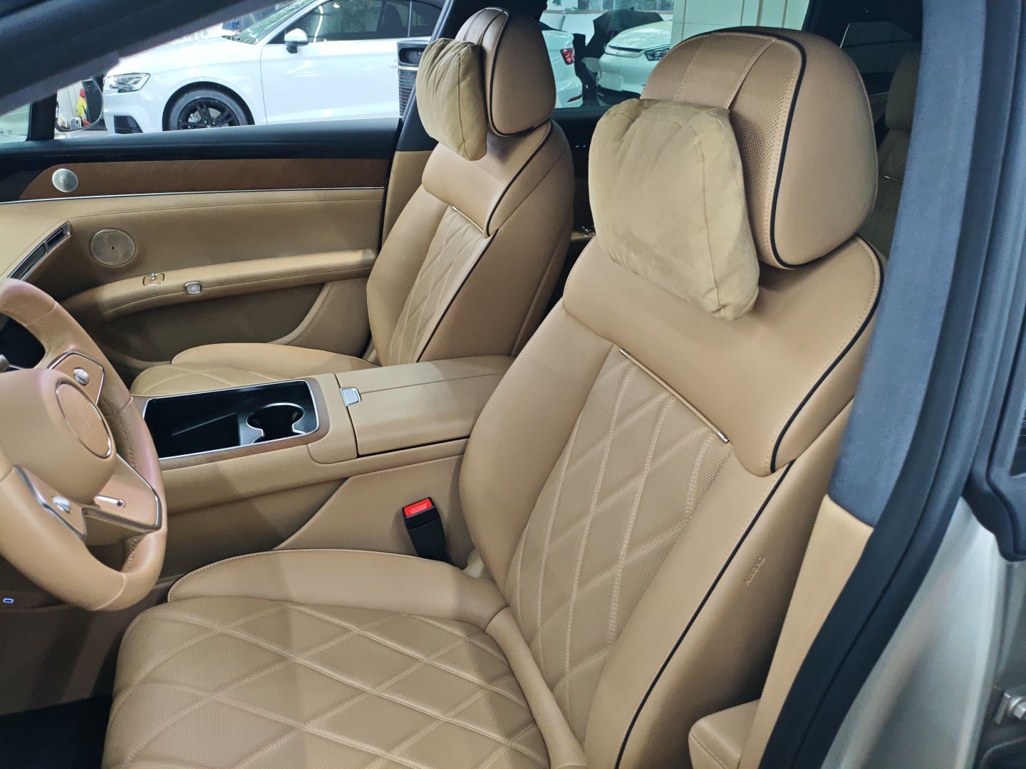 المقاعد الأمامية داخل السيارة