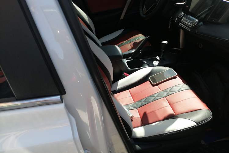 Used Toyota RAV4 2015 2.0L CVT Two-Wheel Drive Fashion Edition Right Front Seat