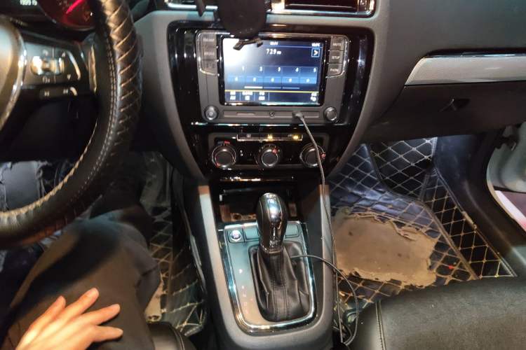 Used Volkswagen Sagitar 2017 230TSI Automatic Comfort Version Audio And AC Panel