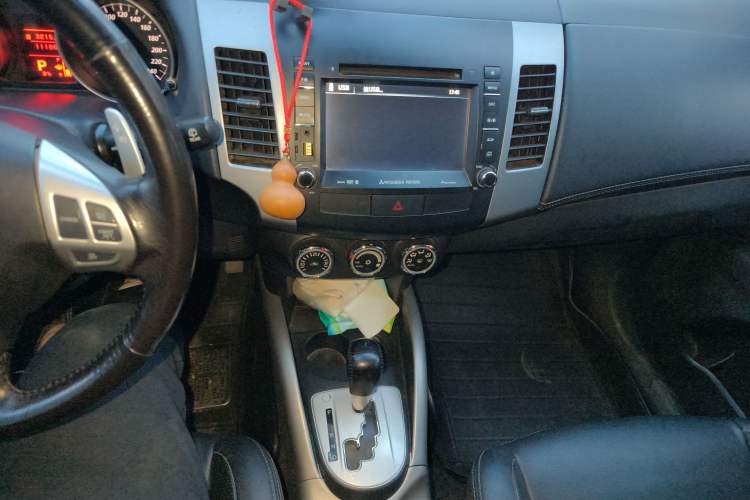 Used Mitsubishi Outlander 2012 Kicks 2.4 Fashion Navigation Edition
