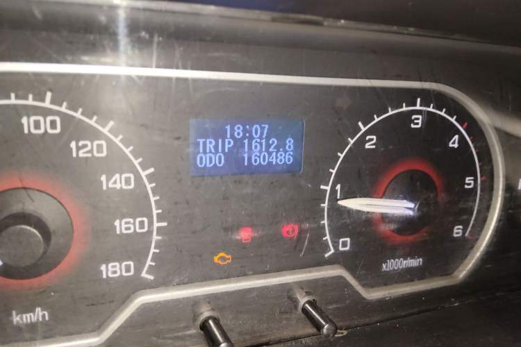 Used SAIC MAXUS Xintu V80 2014 2.5T Aotuntong Short Wheelbase Mid-Roof Model