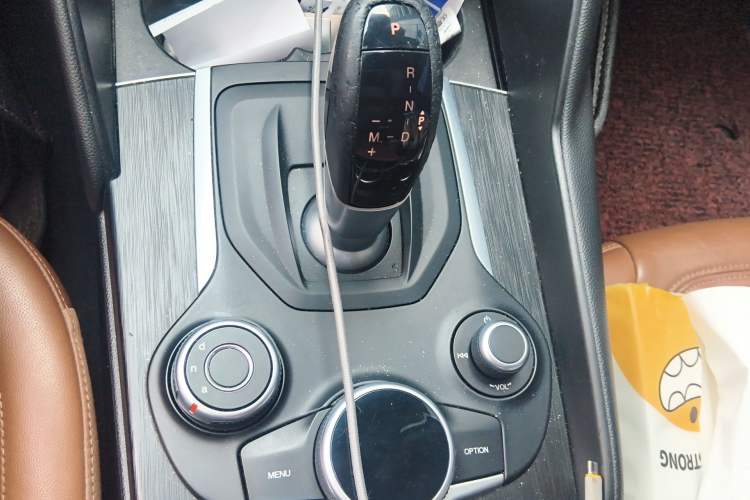 Used Alfa Romeo Giulia 2017 2.0T 280HP Luxury Edition Gear Lever