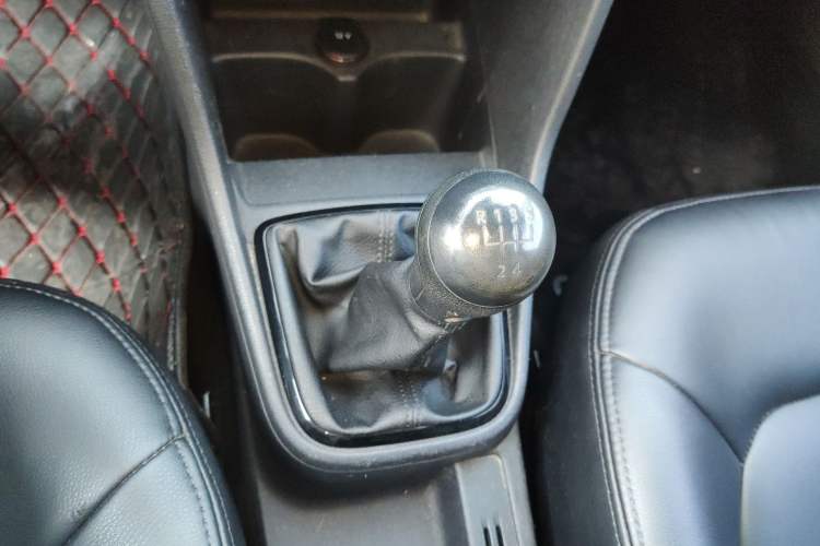 Used Volkswagen Jetta 2015 Value Edition 1.6L Manual Fashionable Style Gear Lever