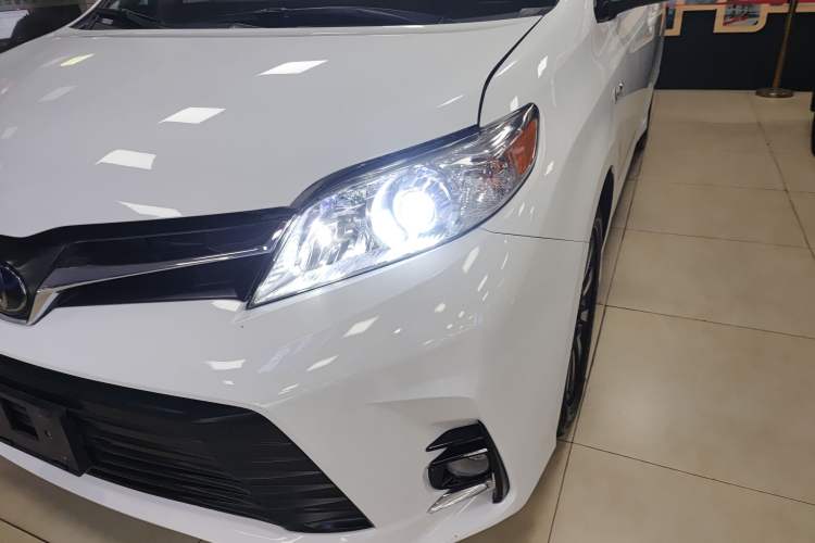 Used Toyota Sienna (Parallel Import) 2018 3.5L Four-Wheel Drive LE Trim 7 Seats U.S. Specification