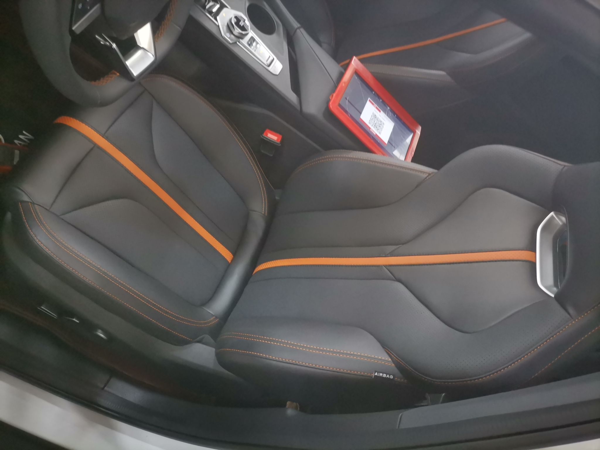 Переднее сиденье в автомобиле