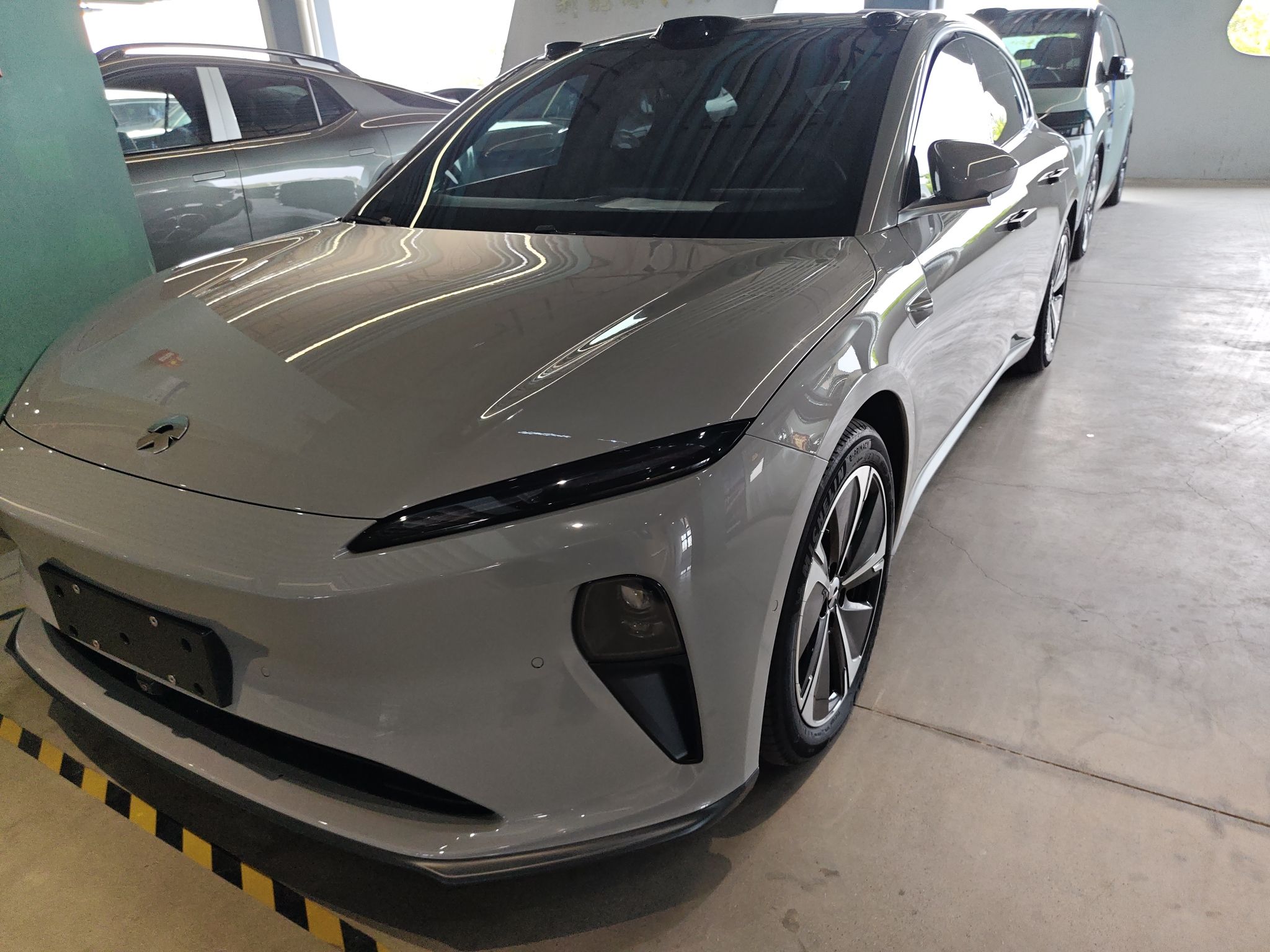 Под передней частью автомобиля