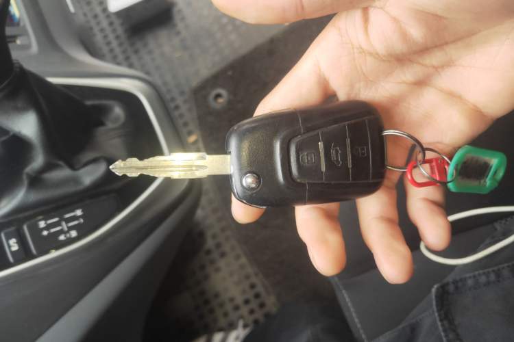 Used SAIC MAXUS Xintu V80 2021 2.0T PLUS AMT All-in-One King Long Wheelbase Mid-Roof Design—6/7/8/9-Seater
