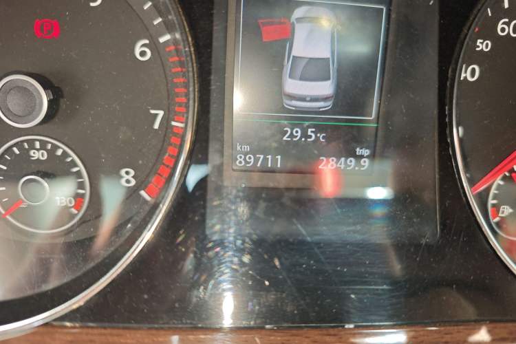 Used Volkswagen Magotan 2015 2.0 TSI Prestige Model Odometer Close Up