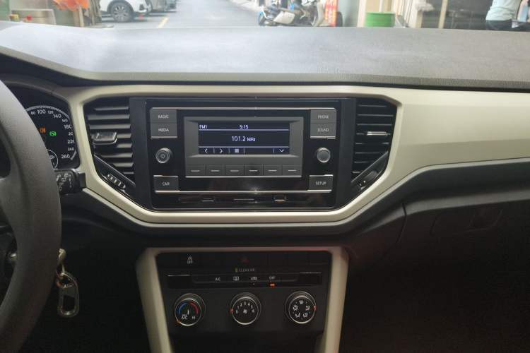 Used Volkswagen T-ROC 2019 230TSI DSG Two-Wheel Drive Fashion Edition China VI Standard Audio And AC Panel