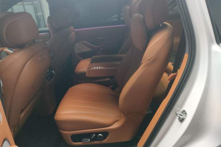 Used Hima AITO M8 2025 Model Pure Electric Max+ Six-Seat Four-Wheel-Drive Version
