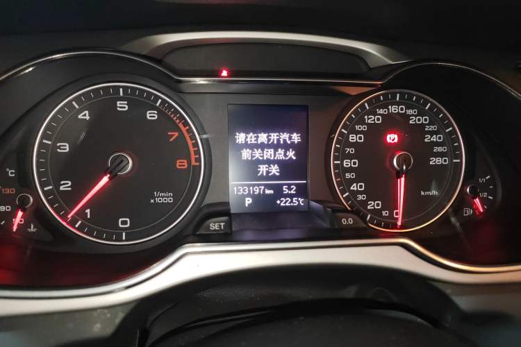 Used Audi A4L 2015 35 TFSI Automatic Standard Model Odometer Close Up