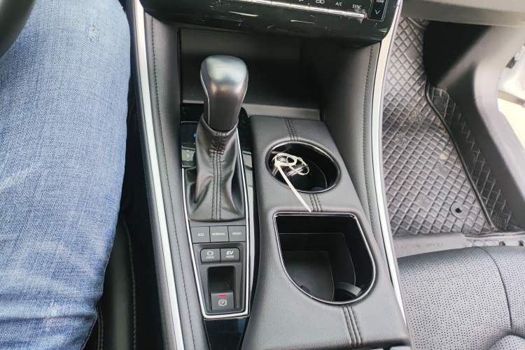 Used Toyota Avalon 2022 Dual-Engine 2.5L Luxury Edition Gear Lever