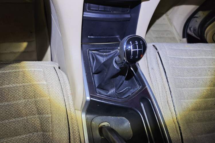 Used JMC Yusheng S350 2013 2.4T Manual Two-Wheel Drive Diesel Ultra-Luxury 5-Seater
