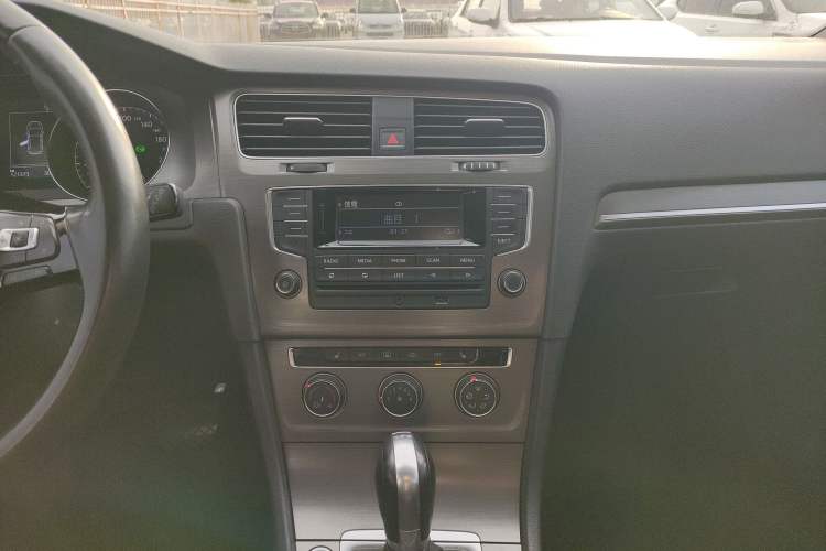 Used Volkswagen Golf 2015 1.4TSI Automatic Luxury Model Audio And AC Panel