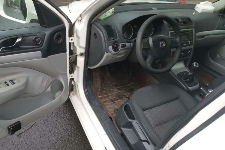 Used Skoda Octavia 2015 Classic Model 1.6L Manual Eado Version
