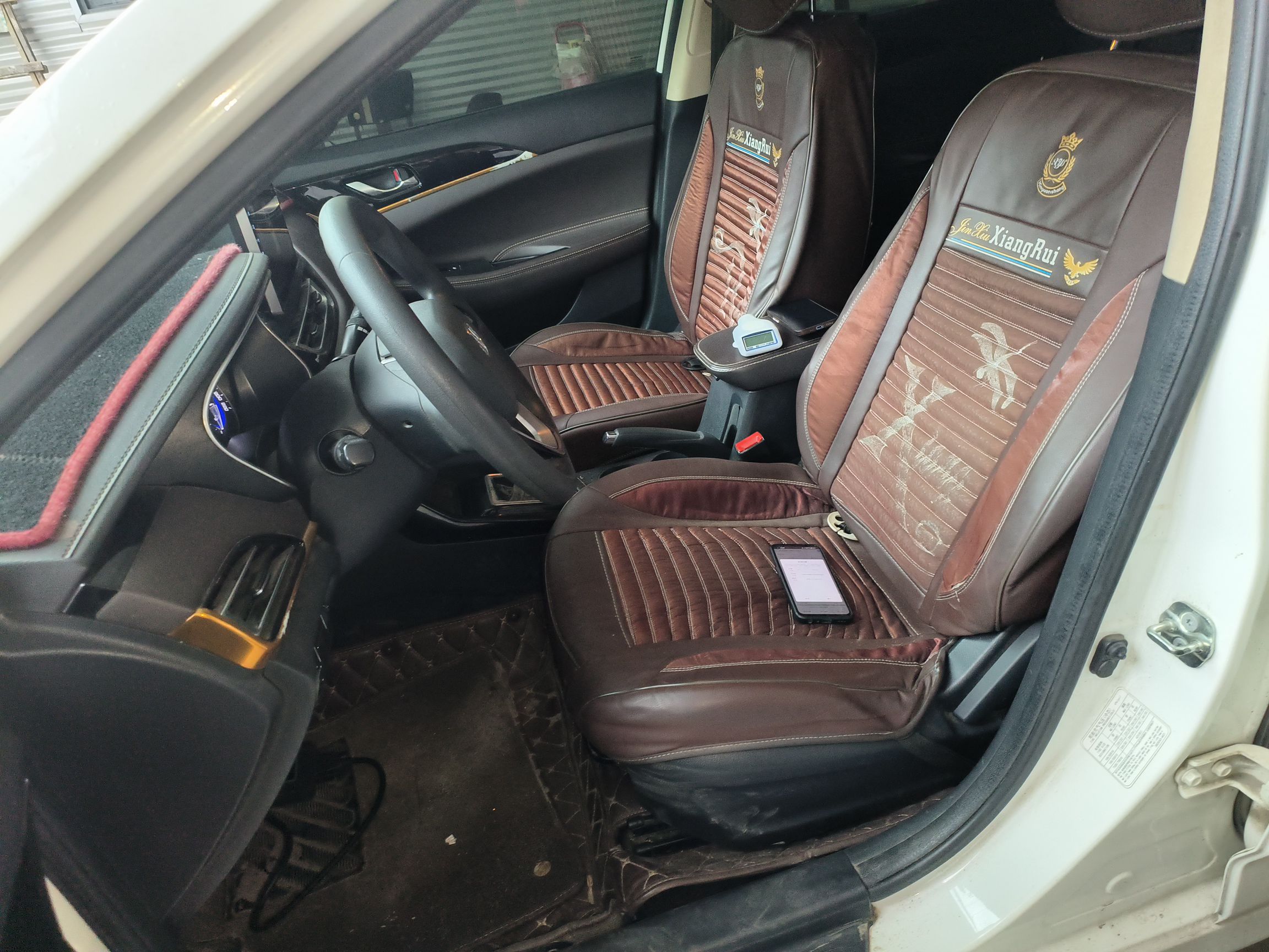 المقاعد الأمامية داخل السيارة