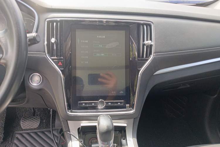 Used Roewe RX5 2019 20T Two-Wheel Drive Automatic 4G Connected Platinum Edition Audio And AC Panel