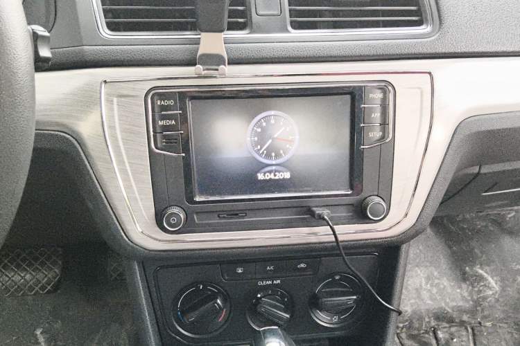 Used Volkswagen Lavida 2017 1.6L Automatic Fashion Edition Audio And AC Panel