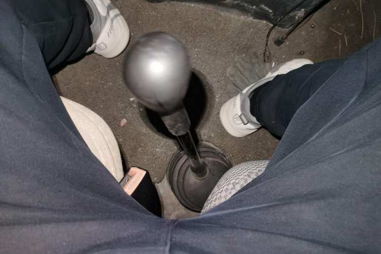 Used Iveco Daily 2017 2.8T V35 Box Truck Low Roof 3-Seater Model 43S5 Gear Lever