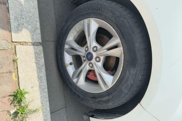 Used Ford Focus 2012 Hatchback 1.6L Automatic Fashion Edition Right Front Wheel Hub