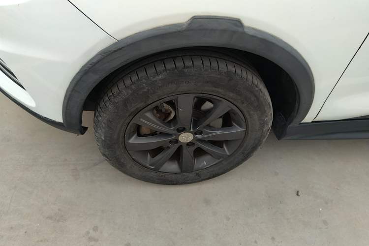 Used BYD Yuan New Energy 2018 EV360 Smart Connect Cool Edition Left Front Wheel Hub