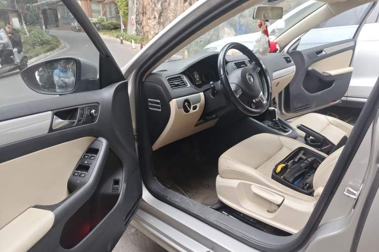 Used Volkswagen Sagitar 2012 1.4TSI Automatic Luxury Edition Driver Seat