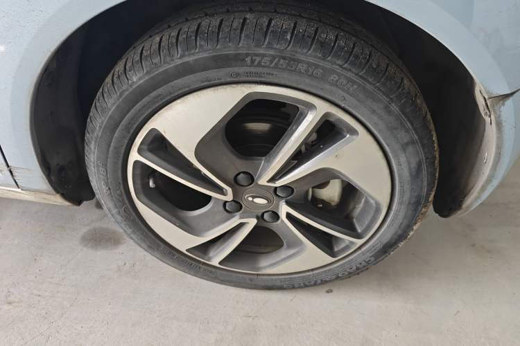 Used ORA Black Cat 2022 351 km Range Luxury Version Lithium-Ion Battery Right Front Wheel Hub