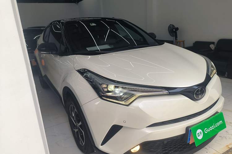Used Toyota C-HR 2018 2.0L Luxury Sunroof Version China VI Standard Front Right 45 Deg