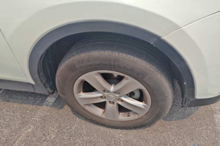 Used Toyota RAV4 2013 2.5L Automatic 4x4 Elite Edition Right Front Wheel Hub