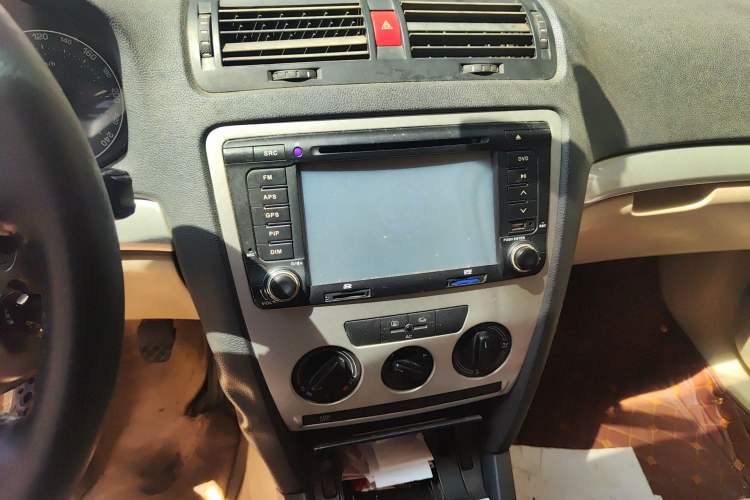 Used Skoda Octavia 2009 1.6L Manual Eado Edition Audio And AC Panel