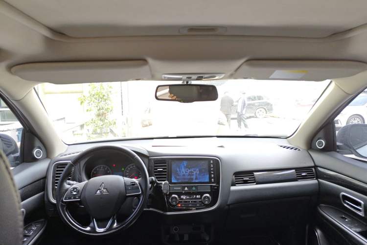 Used Mitsubishi Outlander 2018 2.0L Two-Wheel Drive Glory Edition 5 Seats Headliner