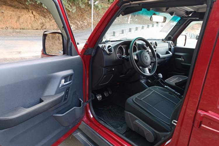 Used BAIC Off-Road BJ40 2016 40L 2.0T Manual Two-Wheel Drive Luxury Edition
