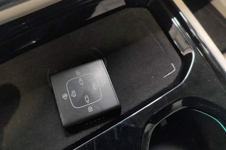 Used Volvo EM90 2025 Ultra Six-Seater