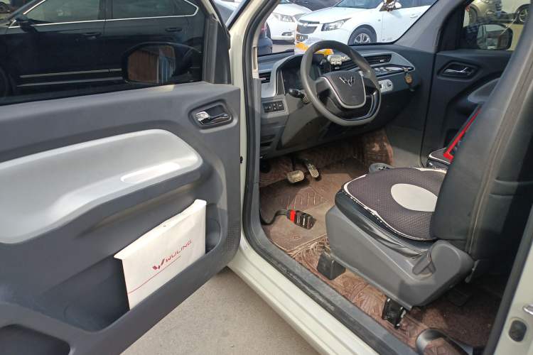 Used Wuling Hongguang MINIEV 2022 Macaron Premium Model – Lithium Iron Phosphate Driver Seat