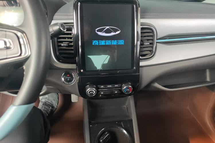 Used Chery QQ Little Ant 2022 Restyled Version Sweet Pink Edition Half-Sugar Version 30.6 kWh 30 kW 301 km Audio And AC Panel