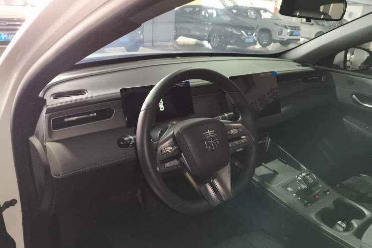 Used BYD Qin PLUS 2025 DM-i Smart Drive 55KM Leading Model Center Console