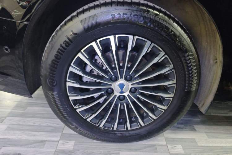 Used Denza D9 2025 DM-i Intelligent Drive 1020 Four-Wheel Drive Prestige Model
