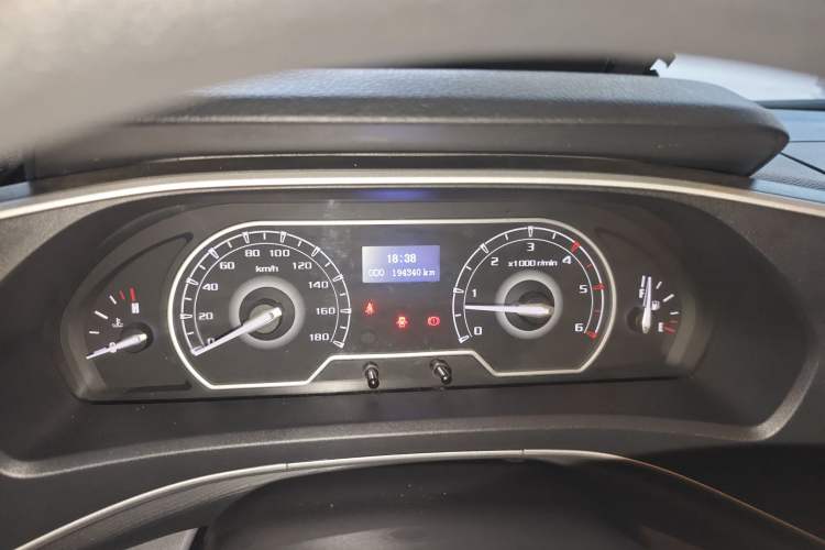 Used SAIC MAXUS Xintu V80 2021 2.0T Manual Classic Aoyuntong 127 PS Mid-axle Mid-roof 6/7/8/9-Seater Instrument Cluster