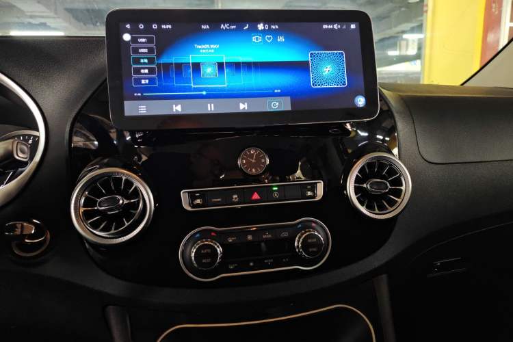 Used Mercedes-Benz Vito 2018 2.0T Business Version China VI Emission Standard Audio And AC Panel