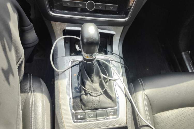 Used Roewe RX5 2016 20T Two-Wheel Drive Automatic Internet Smart Edition
