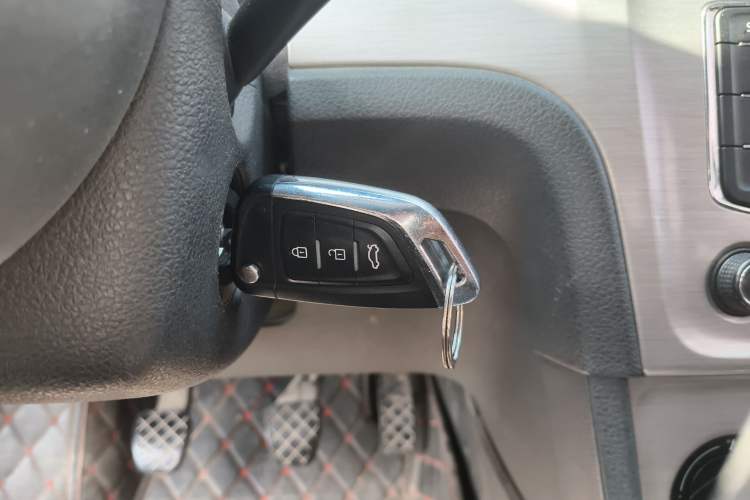 Used Volkswagen Lavida 2013 Restyled Classic 1.6L Manual Comfort Edition
