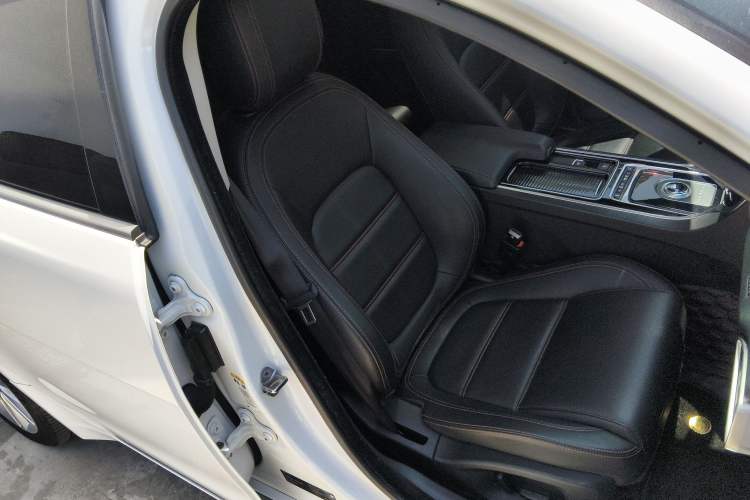 Used Jaguar XEL 2019 2.0T 250 PS Premium Edition Right Front Seat