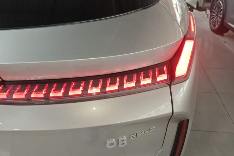 Used Lynk & Co 08 EM-P 2025 220 km All-Wheel-Drive Performance Halo
