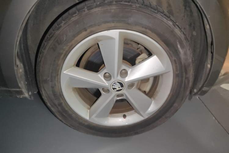 Used Skoda Octavia 2015 1.4TSI DSG Yijun Edition Right Front Wheel Hub